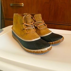 Sorel ‘Out N About’ Leather Waterproof Duck Boots (size 8.5)